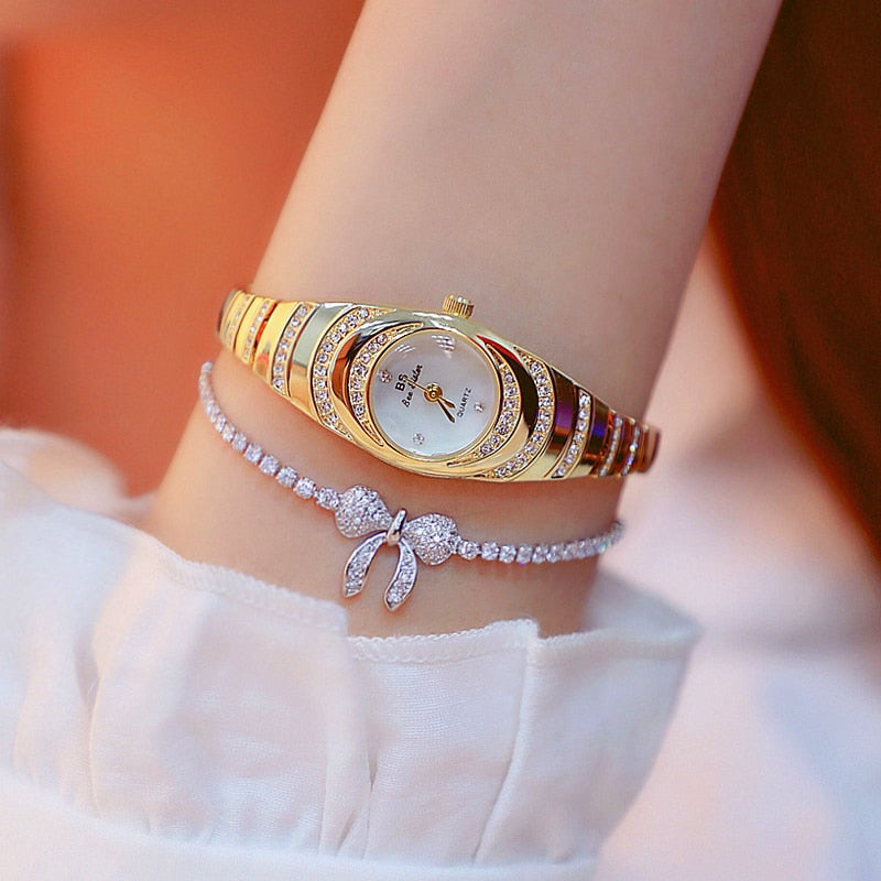Relógio de aço inoxidável feminino BEE SISTER BS com design elegante e bracelete delicado adornado com pedras brilhantes