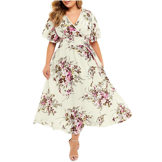 Vestido plus size floral em fundo claro com mangas volumosas e estampa delicada de flores